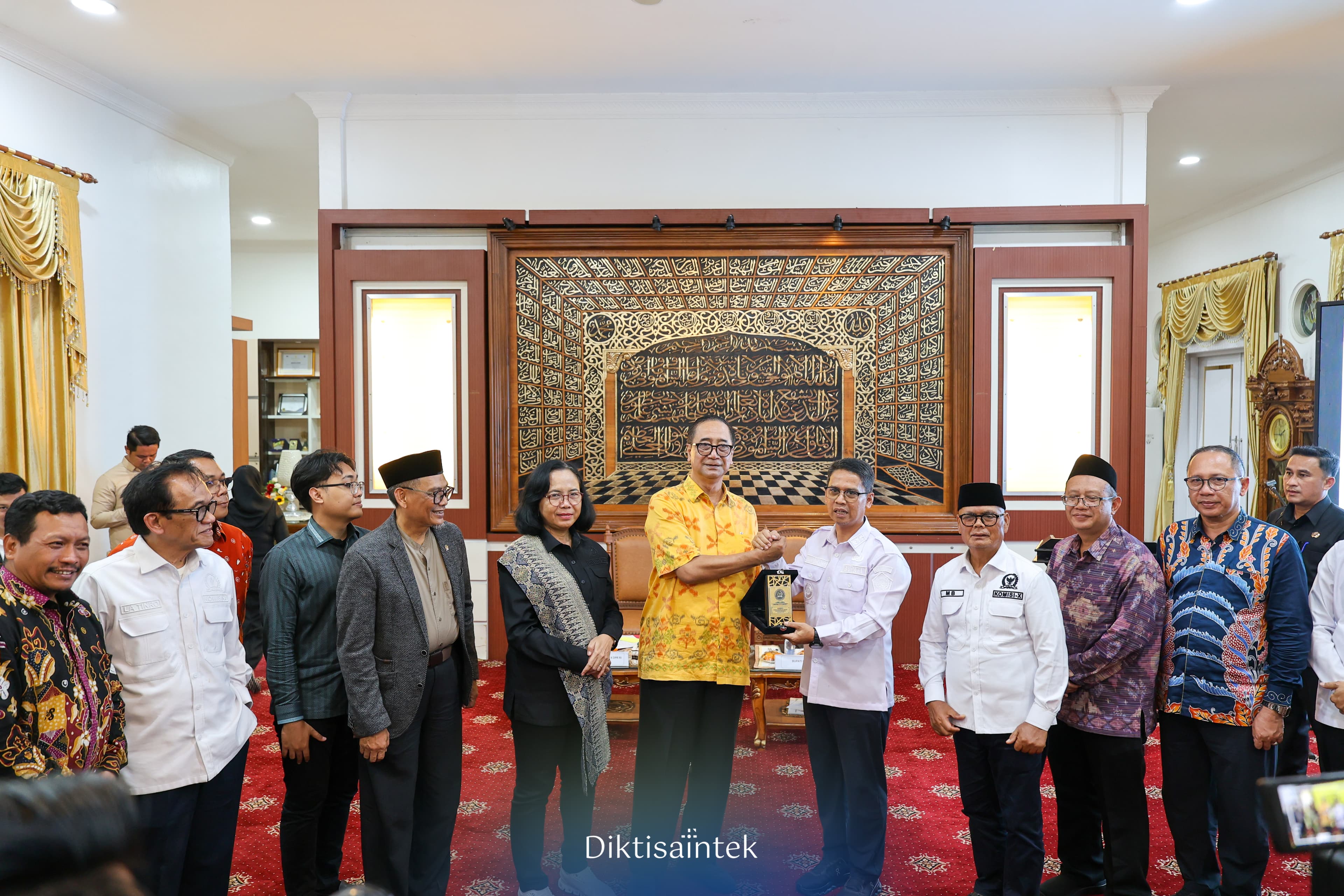 Kunjungi Kepulauan Karimun, Kemdiktisaintek Dampingi Komisi X DPR RI, Serap Aspirasi untuk Pemerataan Pendidikan 