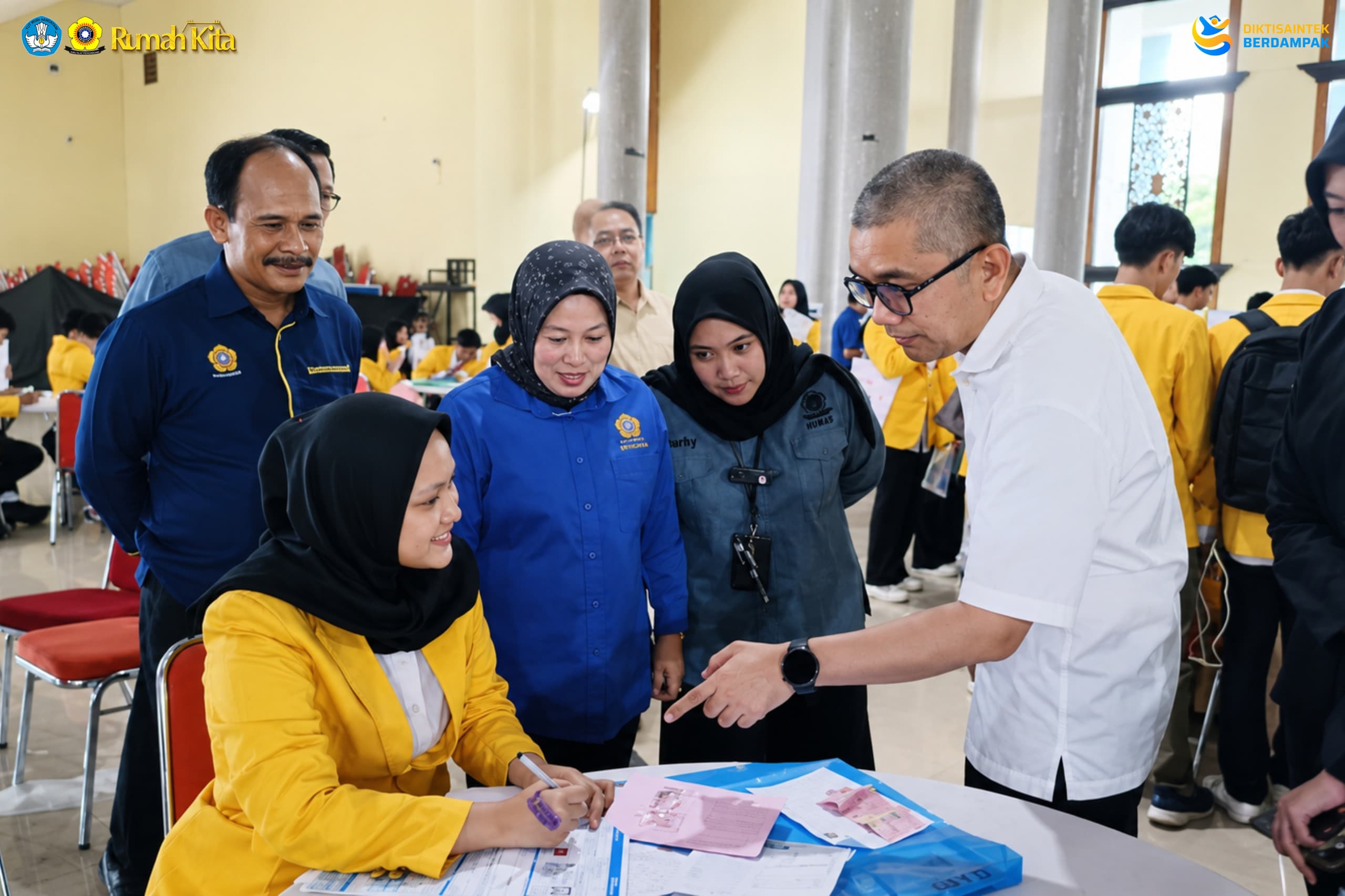 Rektor UNSRI Tinjau Langsung Registrasi Ulang Mahasiswa Baru Jalur Mandiri, Pastikan Layanan Cepat, Tertib, dan Nyaman