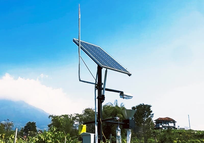 Bantu Petani Atasi Hama, KKN-IDBU Tim 21 UNDIP Kembangkan Smart Light Trap di Campuranom, Temanggung