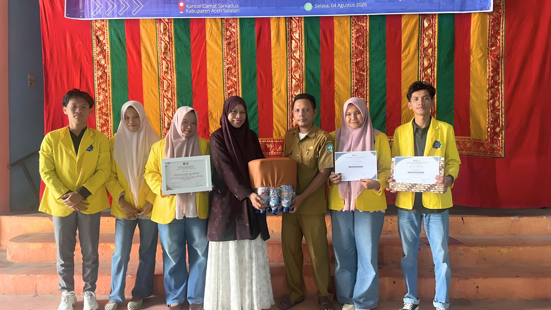 Inovasi Mahasiswa FIK UTU Ubah Botol Bekas Jadi Kursi