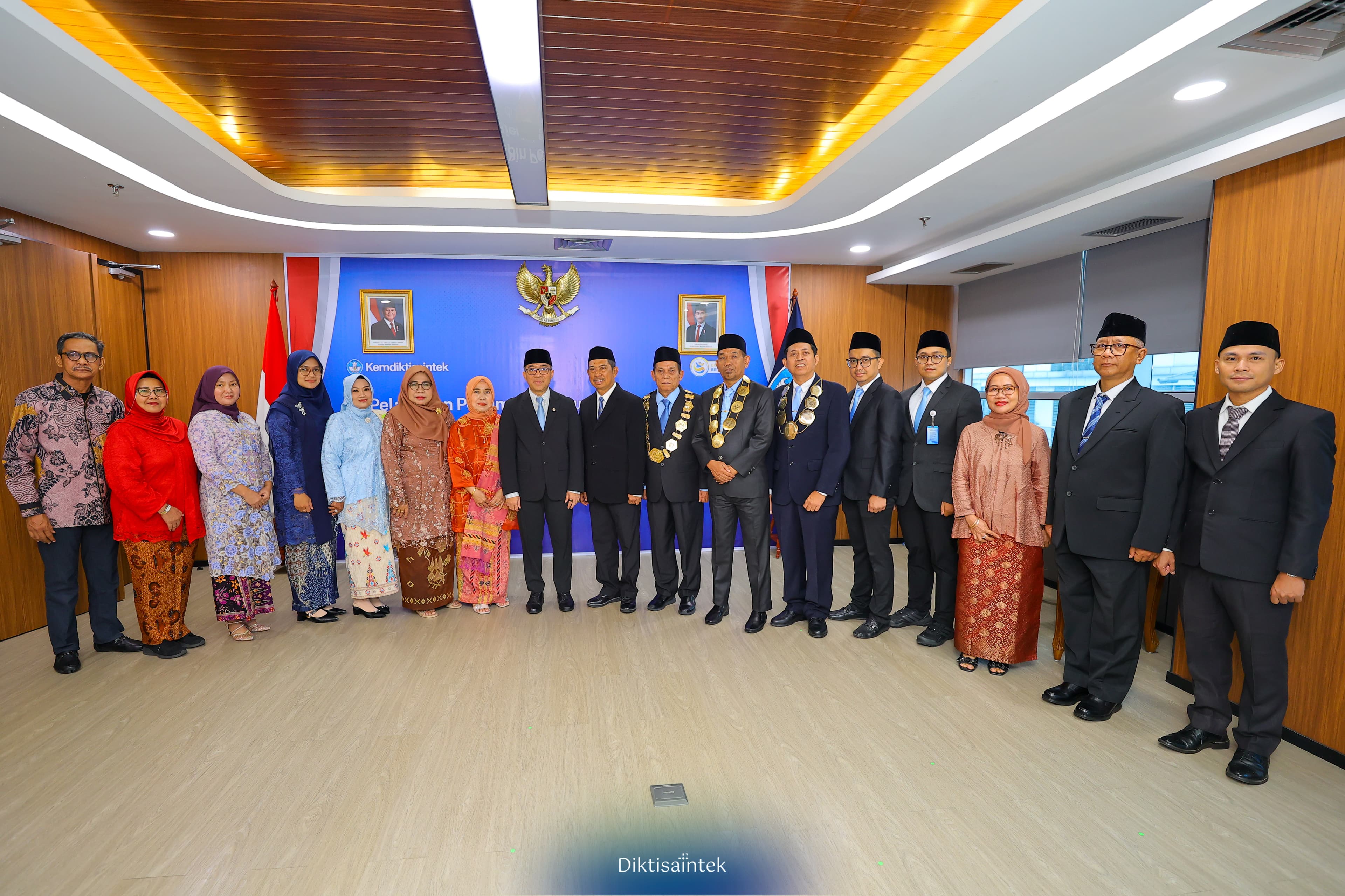 Mendiktisaintek Lantik Pimpinan PTN dan Pejabat Fungsional di Lingkungan Kemdiktisaintek