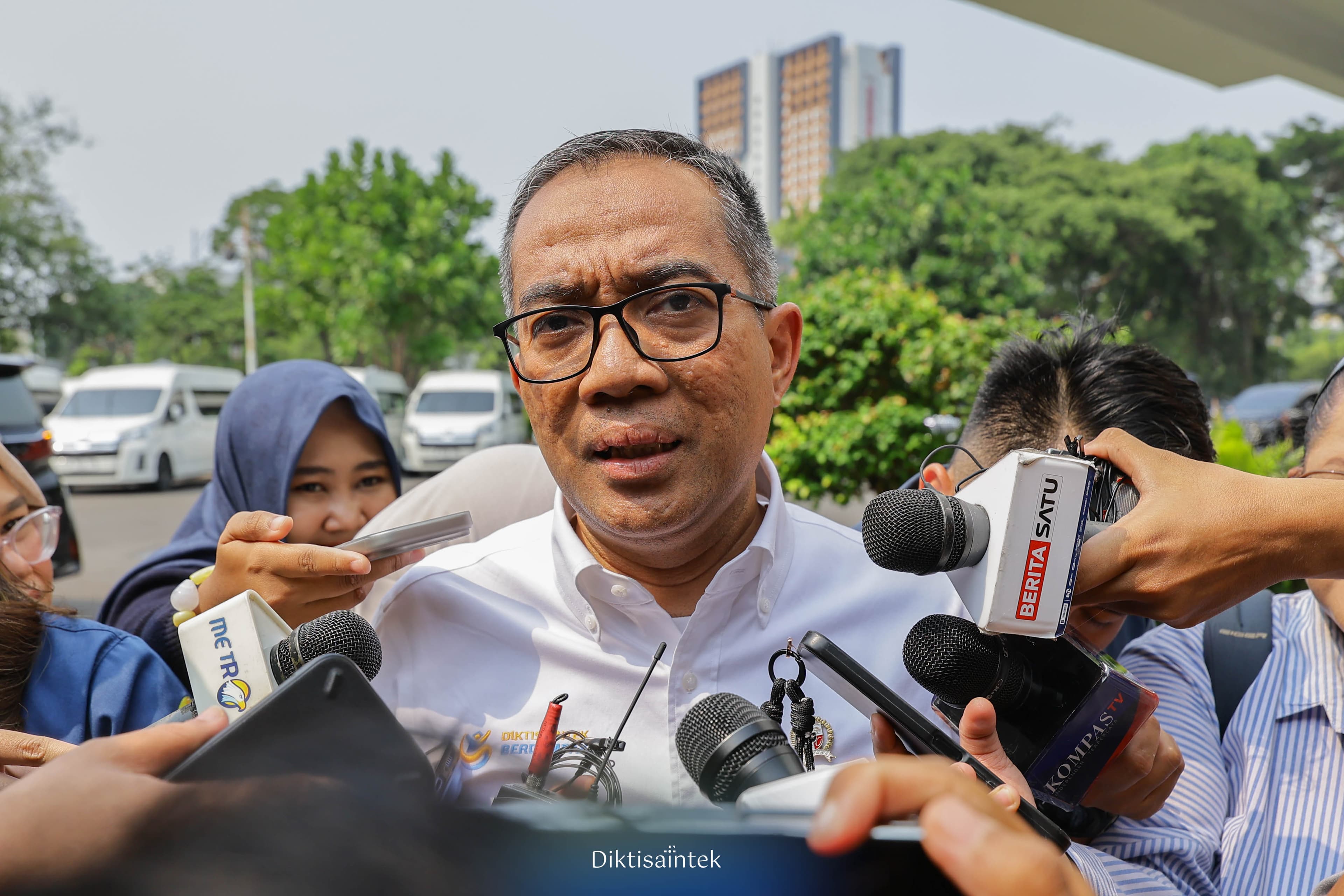 Ratas di Istana Presiden, Mendiktisaintek Bahas Opsi Pelaksanaan Pendidikan Tinggi Gratis