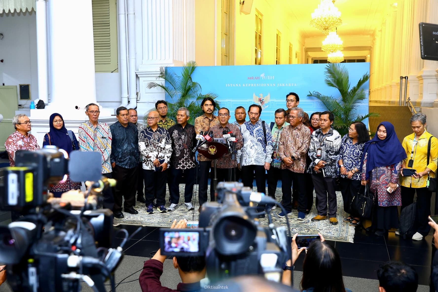 Bahas Penanganan Karhutla Berbasis Sains, Mendiktisaintek Hadiri Ratas di Istana Presiden bersama Para Akademisi