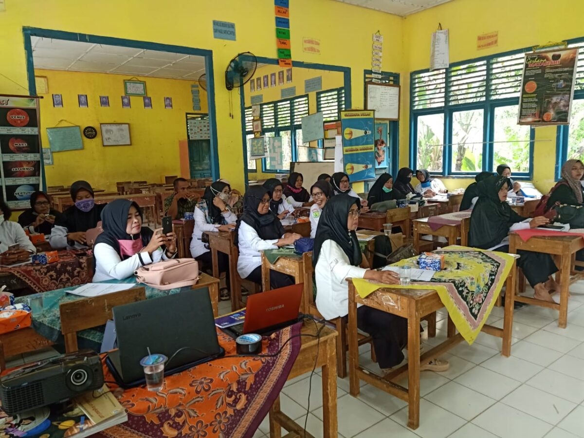 Peserta serius mengikuti kegiatan PkM berupa pelatihan pembelajaran matematika yang menyenangkan di masa pandemi Covid-19 di SD Negeri 3 Gajah Mati, Muba, Sumsel.
