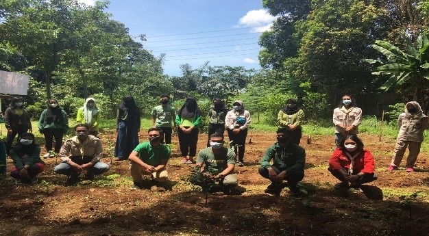 Peringati Hari Hutan Sedunia, Lawalata IPB University Gandeng Pemuda Bogor Tanam Pohon