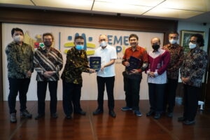 Rektor ISI Yogyakarta Serahkan Mars Kementerian Koperasi dan UKM Kepada Menteri Koperasi dan UKM