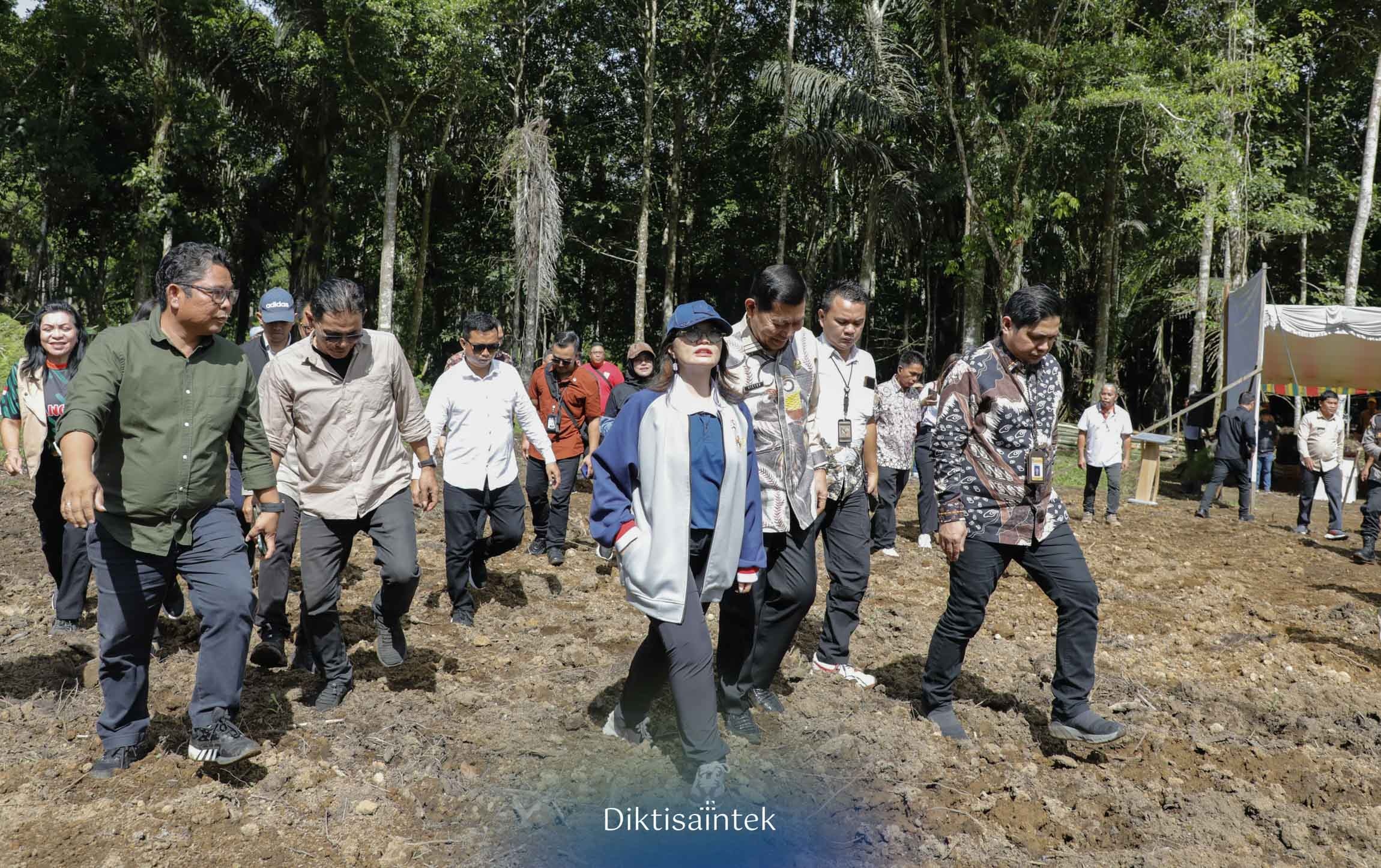 Wamendiktisaintek Tinjau Lokasi Pembangunan SMA Unggul Garuda di Sulawesi Utara