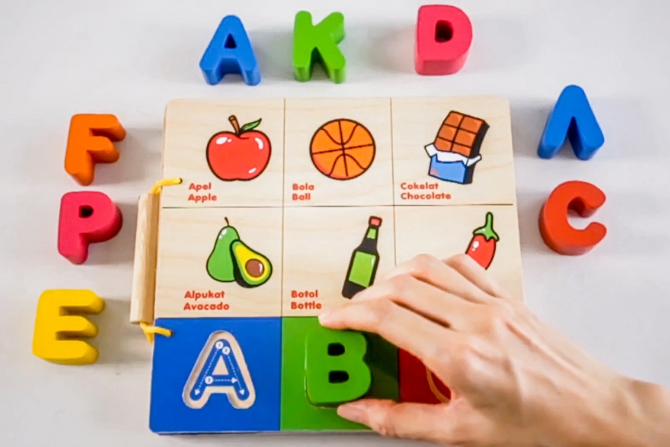 Alphabet Wooden Book Bilingual, Inovasi Dosen Unesa untuk Mempercepat Anak Menguasai Skill Berbahasa
