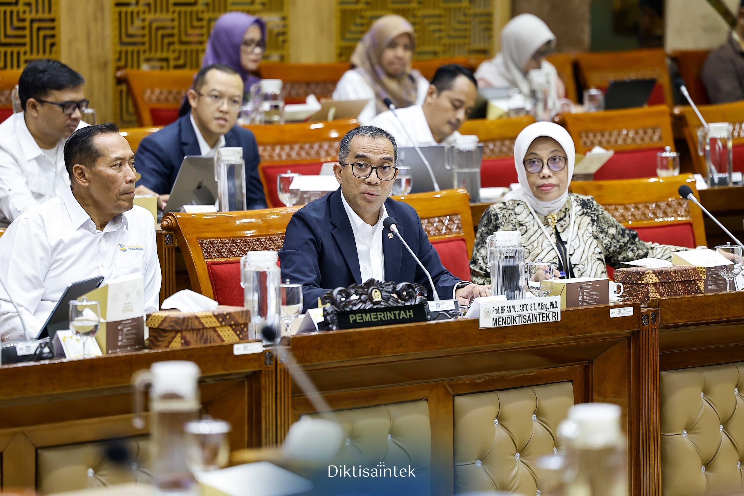 Kemdiktisaintek Bahas RKA 2026 dalam Raker Komisi X DPR RI