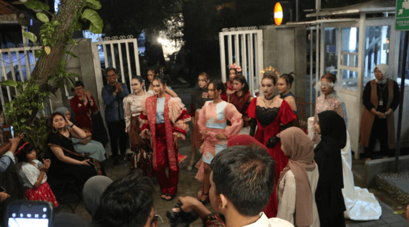Mahasiswa DMKB ISI Yogyakarta Tampilkan Karya di Depan Desainer dan Pelaku Mode Perancis