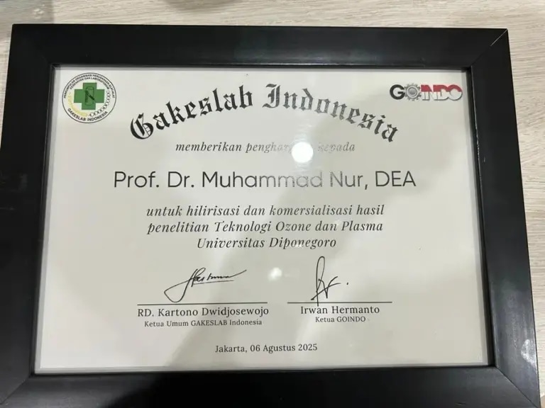 Pakar UNDIP Terima Penghargaan Indohealthcare &amp; GAKESLAB Expo 2025: Apresiasi atas Hilirisasi Teknologi Ozone dan Plasma