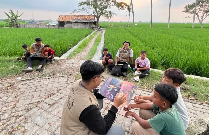 Mahasiswa KKM Tematik Literasi Kelompok 38 Gelar Kegiatan Literasi Bersama Anak-Anak di Lokasi Wisata Religi Sumur Wasiat, Kampung Pangabean