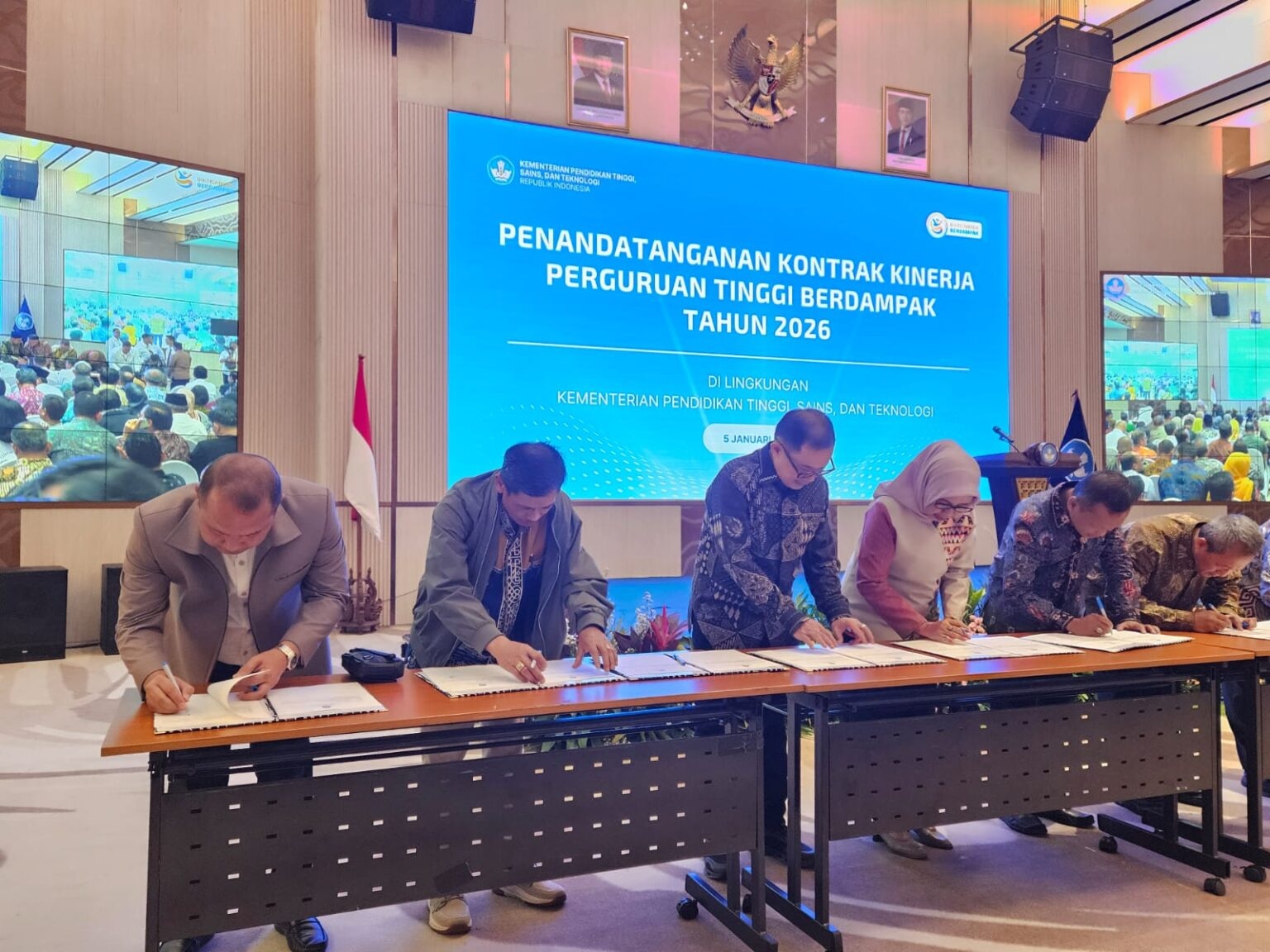 Rektor Tanda Tangani Kontrak Kinerja Perguruan Tinggi Berdampak 2026