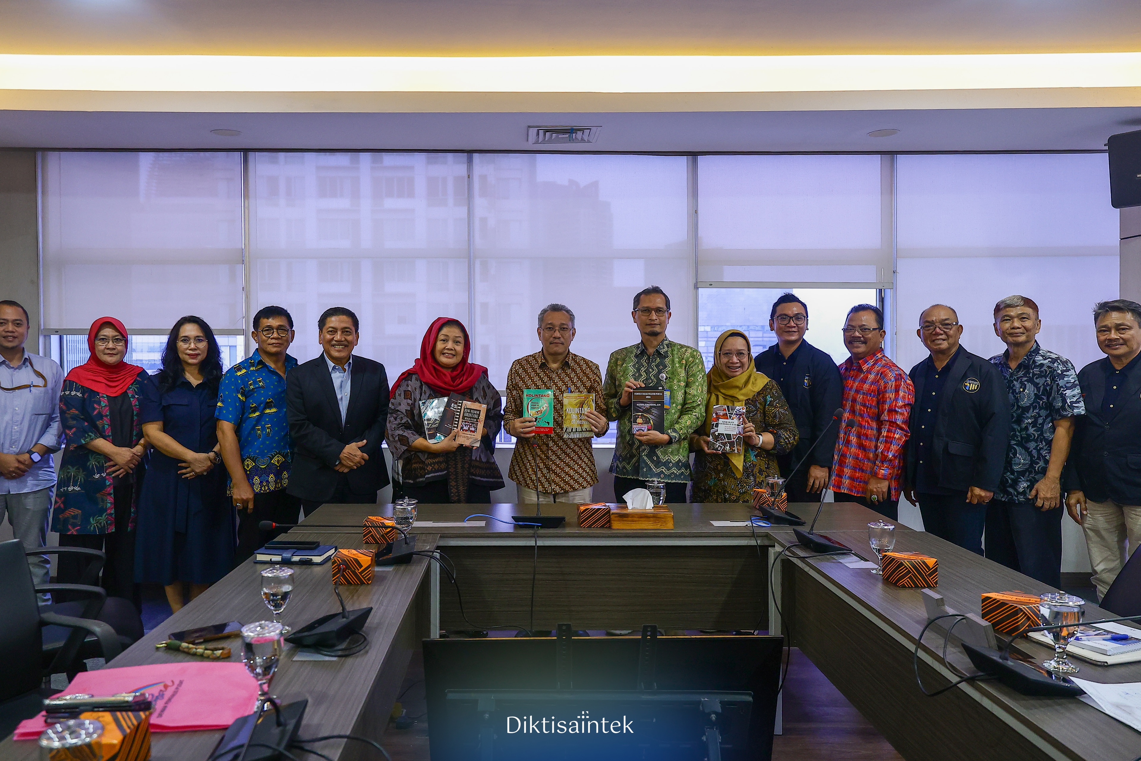 Hadirkan Pendidikan Musik Berkualitas, Kemdiktisaintek dan Pinkan Bahas Sertifikasi Pelatih Kolintang