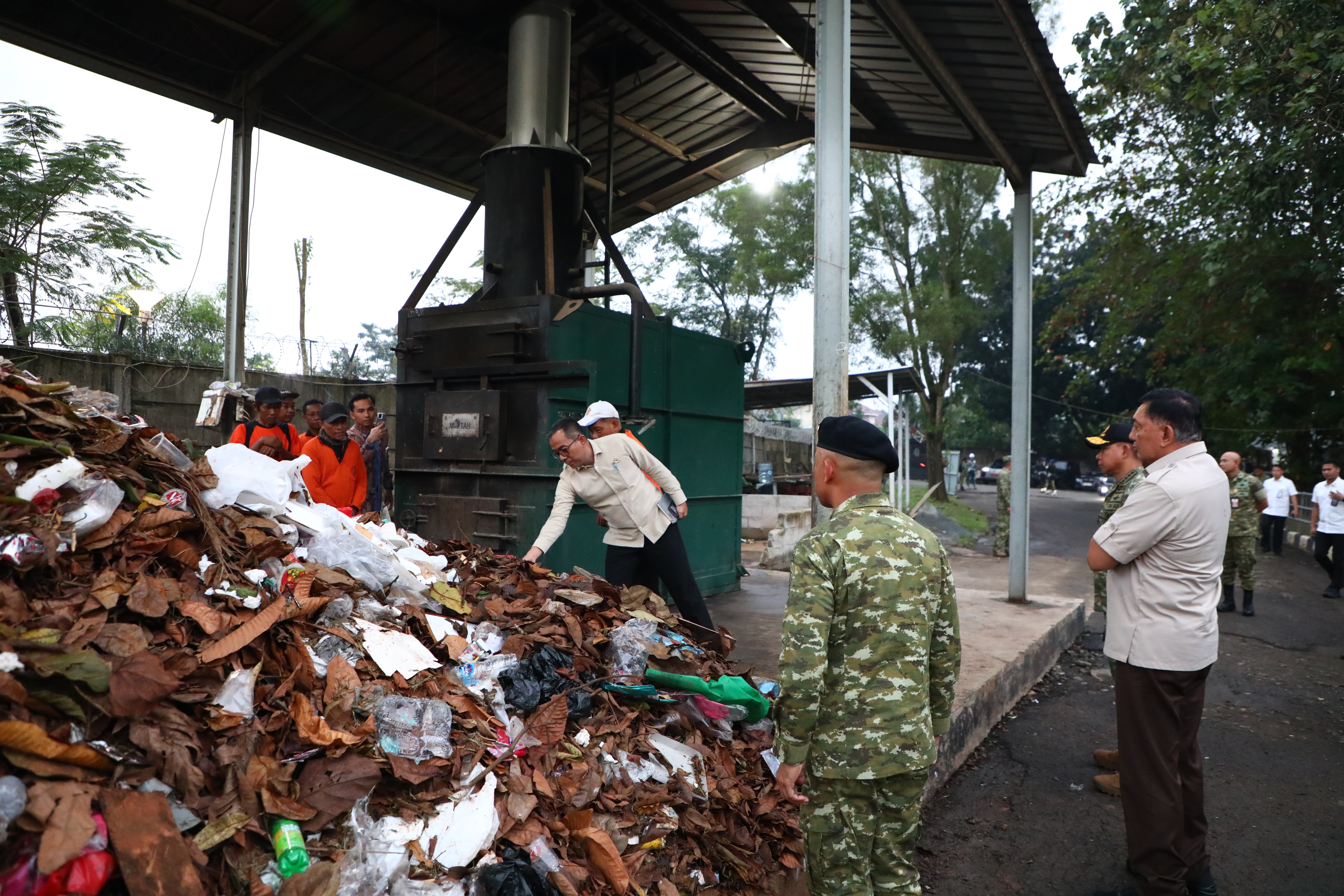 Mendiktisaintek dan Menteri Pertahanan Tinjau Pengolahan Sampah di Mabes TNI Cilangkap