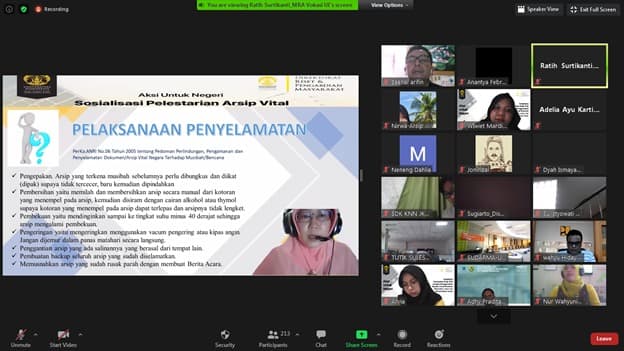 Dosen Vokasi UI Beri Pelatihan Arsip Dokumen Tinta Antiluntur