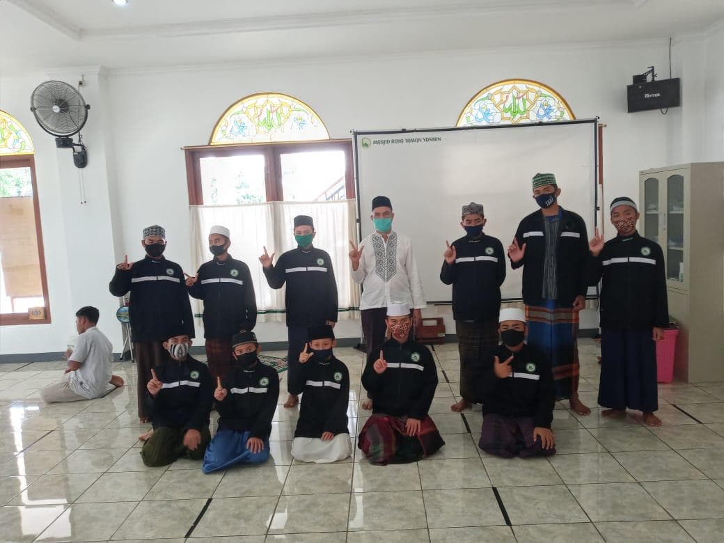 Tim Pengmas Vokasi UI Beri Pelatihan Pendidikan Karakter dan Public Speaking Bagi Santri di Bogor