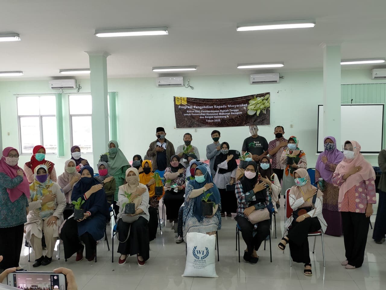 FKM UI Sosialisasikan Optimalisasi Pekarangan Rumah Sebagai Kebun Gizi di Cisalak, Depok