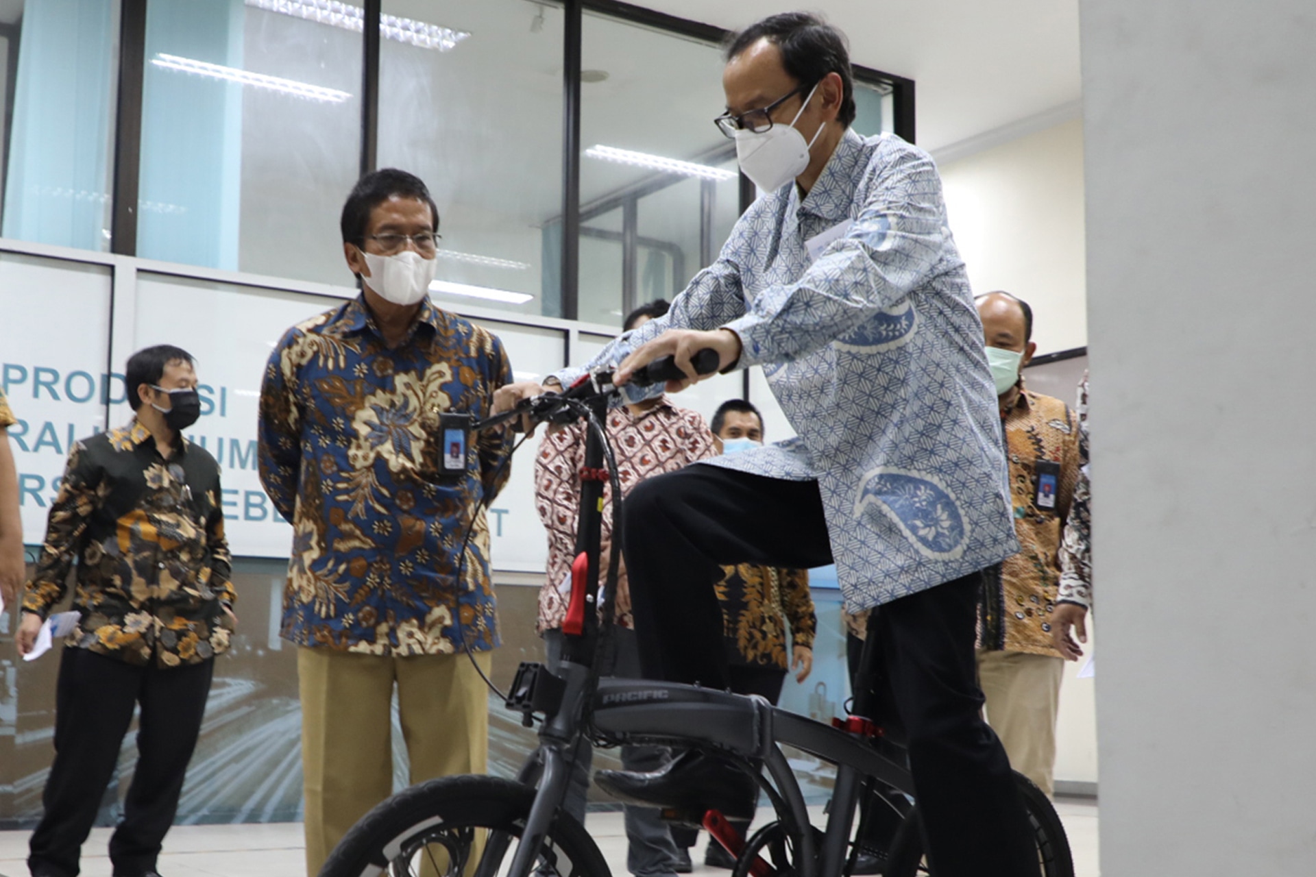 Kunjungi Pusbangnis UNS, Dirjen Dikti Jajal Sepeda Listrik