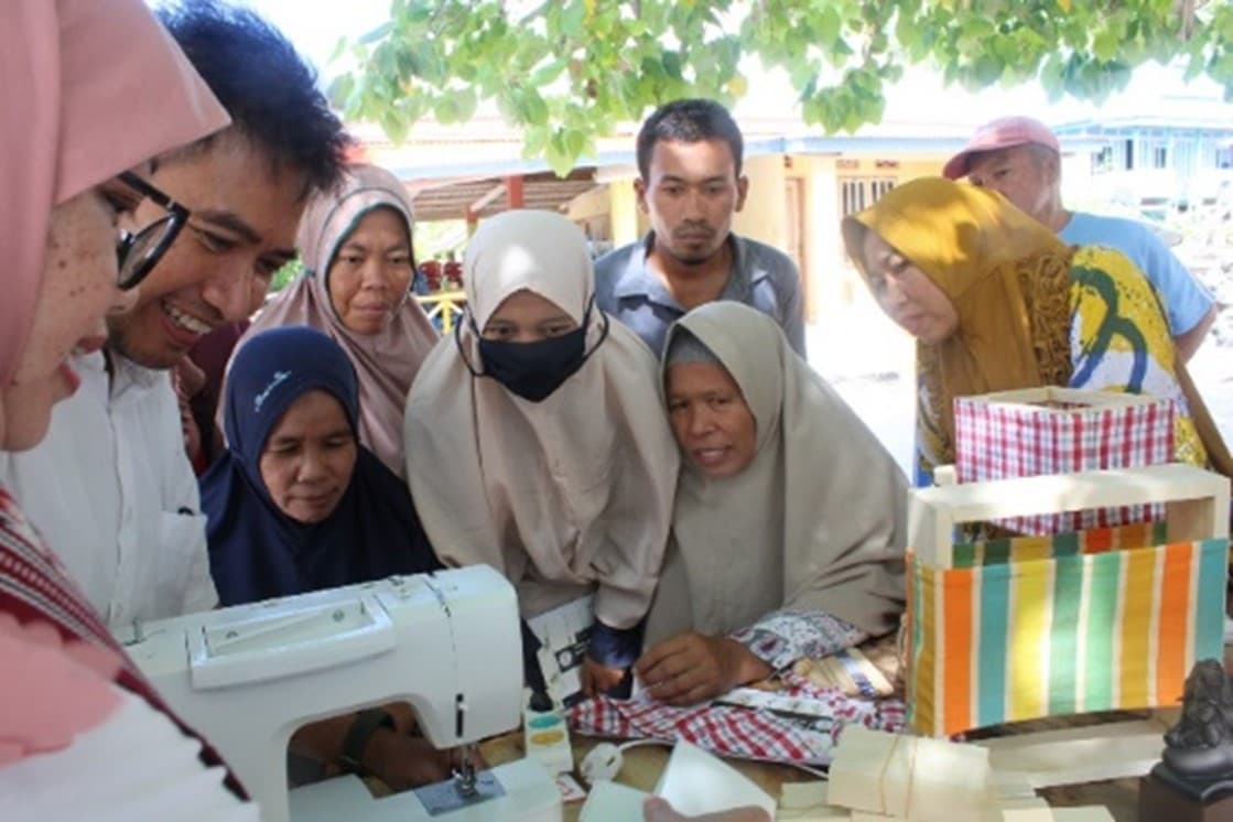 Harapan Baru Pengrajin Pulau Liukang Loe berkat Pelatihan oleh Tim Dosen FSRD ITB