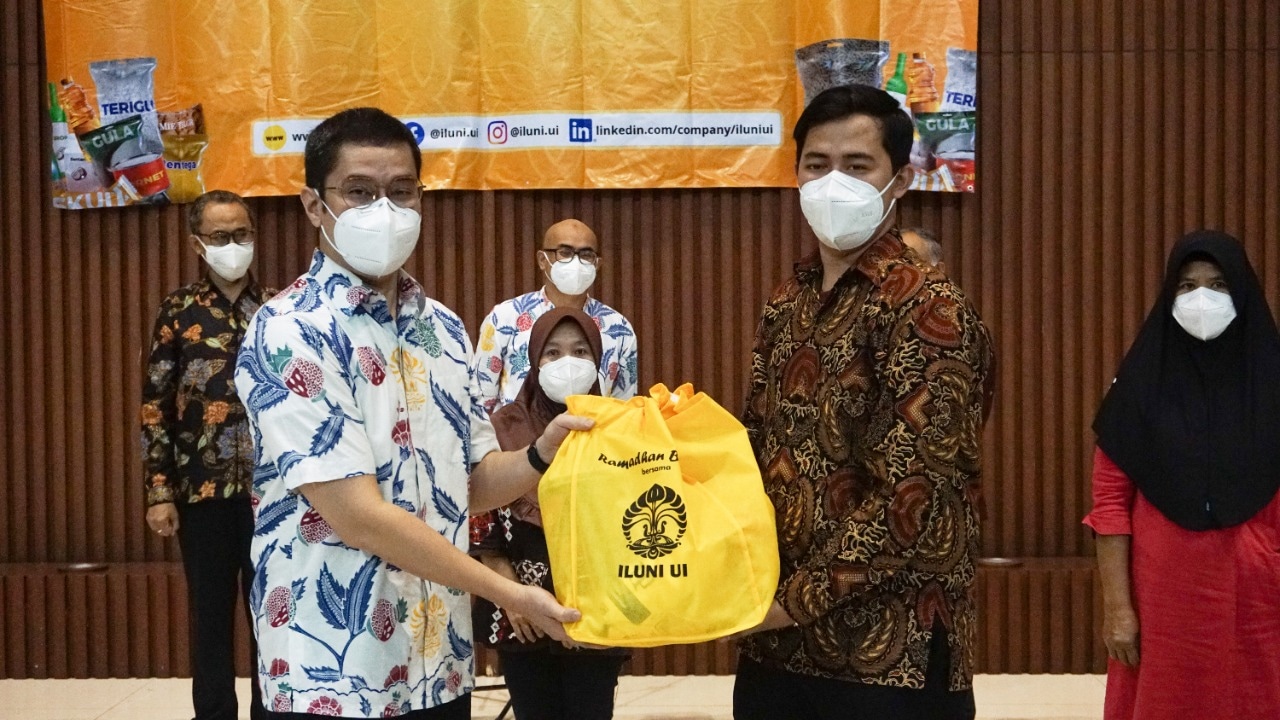 ILUNI UI Bagikan 1.700 Paket Sembako Bagi Masyarakat Depok dan Pegawai UI