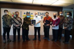 Rektor ISI Yogyakarta Serahkan Mars Kementerian Koperasi dan UKM Kepada Menteri Koperasi dan UKM