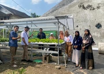 Dosen Pulang Kampung IPB University Implementasikan Panel Surya Tanaman Hidroponik UMKM Yogyakarta