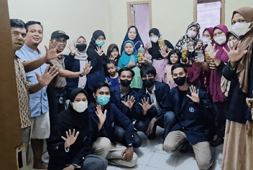 Mahasiswa KKN-T IPB University Gelar Praktik Pembuatan Ekoenzim Bersama Warga Desa Cibanteng