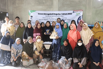 Dosen IPB University Terapkan Inovasi Alat Pencacah Daun Bambu Kering untuk Media Tanaman Hias di Desa Benteng