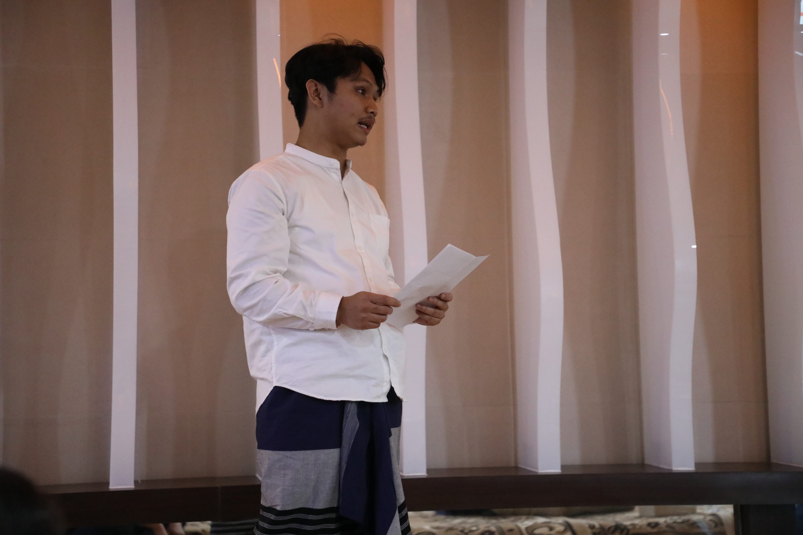 BERJALAN KE LUAR PAGAR