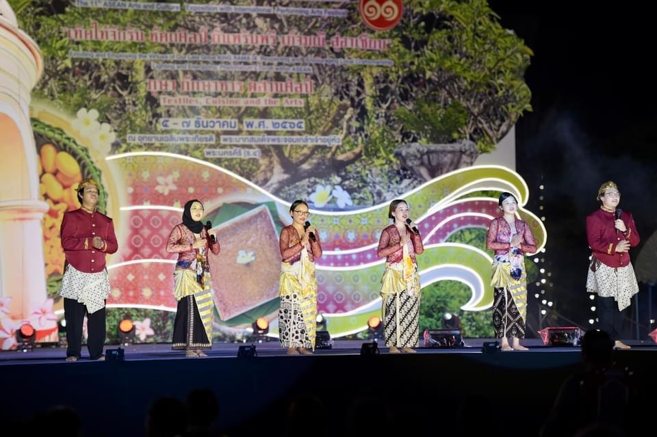 AWARDEES IISMA CHULALONGKORN MEMPERKENALKAN BUDAYA INDONESIA DI THAILAND
