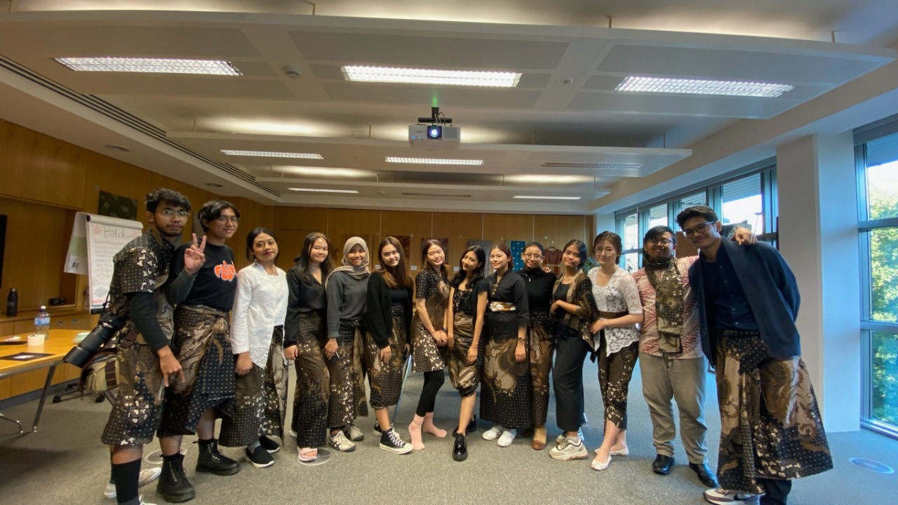 MERAYAKAN KAIN TRADISI DENGAN MENEBAR NILAI INKLUSI: Penerima Beasiswa IISMA Menggelar Kegiatan Sosial di Berbagai Penjuru Dunia