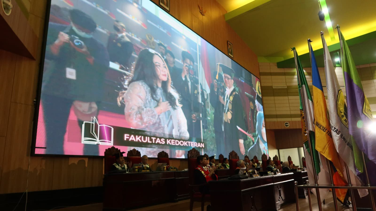 Haru, Adik Wisudawan Wakili Almarhumah Sang Kakak, Semangat Almarhumah yang Terus Berjuang dan Selalu Bangkit Saat Menghadapi Tantangan