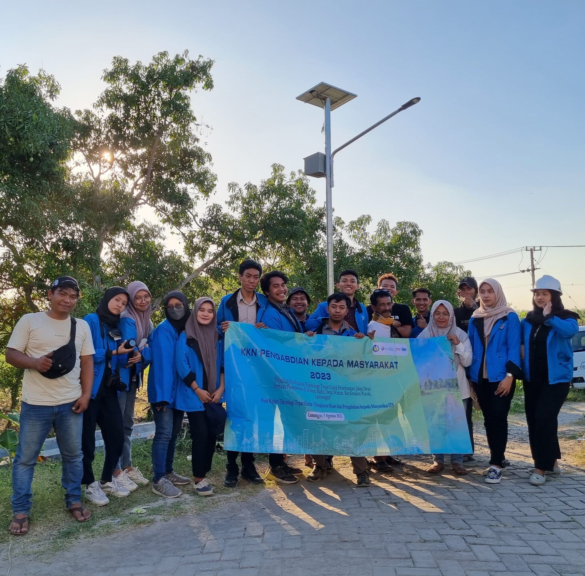 Bantu Penerangan Warga, KKN ITS Beri Pelatihan Pemasangan Panel Surya