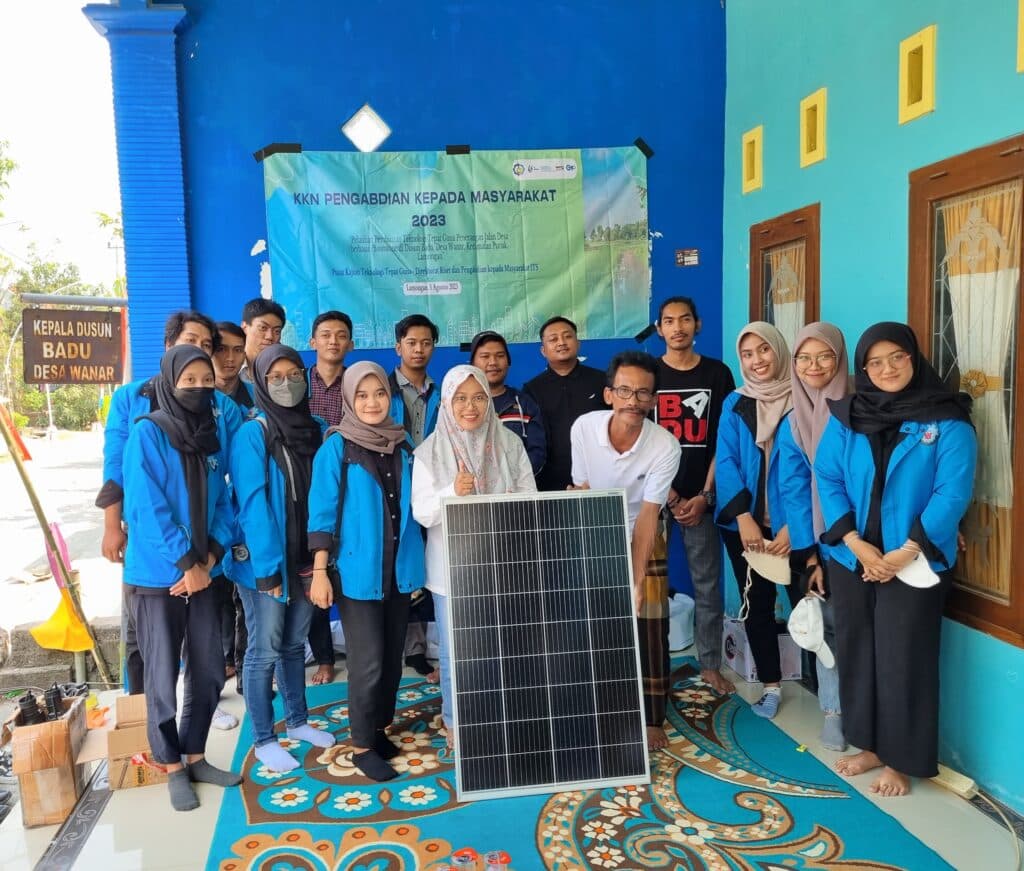 Bantu Penerangan Warga, KKN ITS Beri Pelatihan Pemasangan Panel Surya