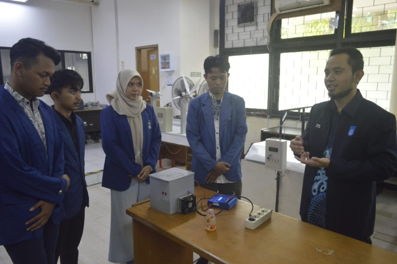 Dorong Sertifikasi Halal, KKN ITS Aplikasikan Detektor Alkohol