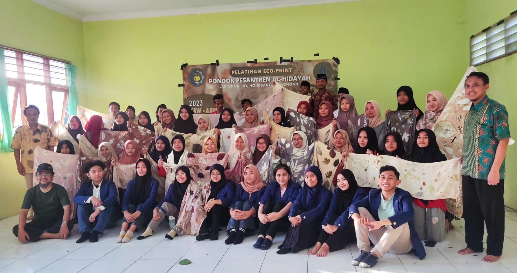 Lewat Ecoprint, Abmas ITS Kembangkan Produk Kerajinan Pesantren