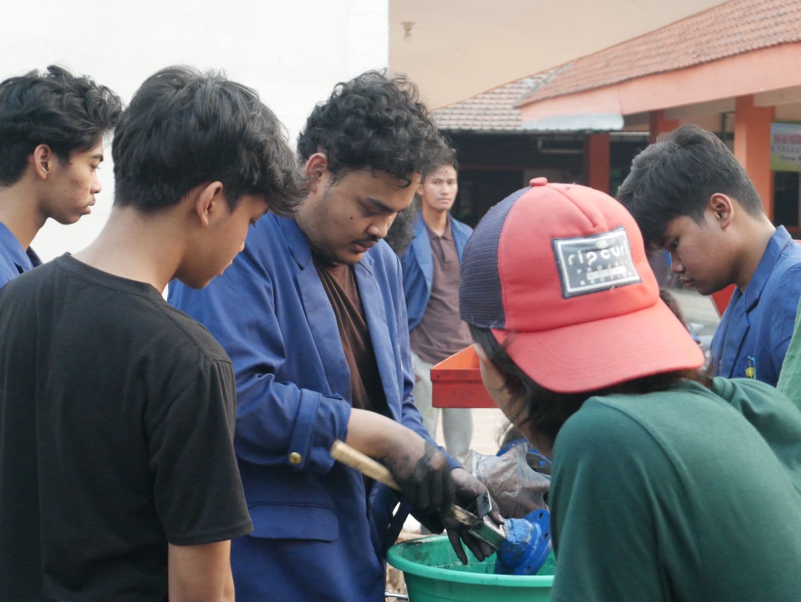 Tim KKN-PM ITS Latih Karang Taruna Olah Limbah Kelapa