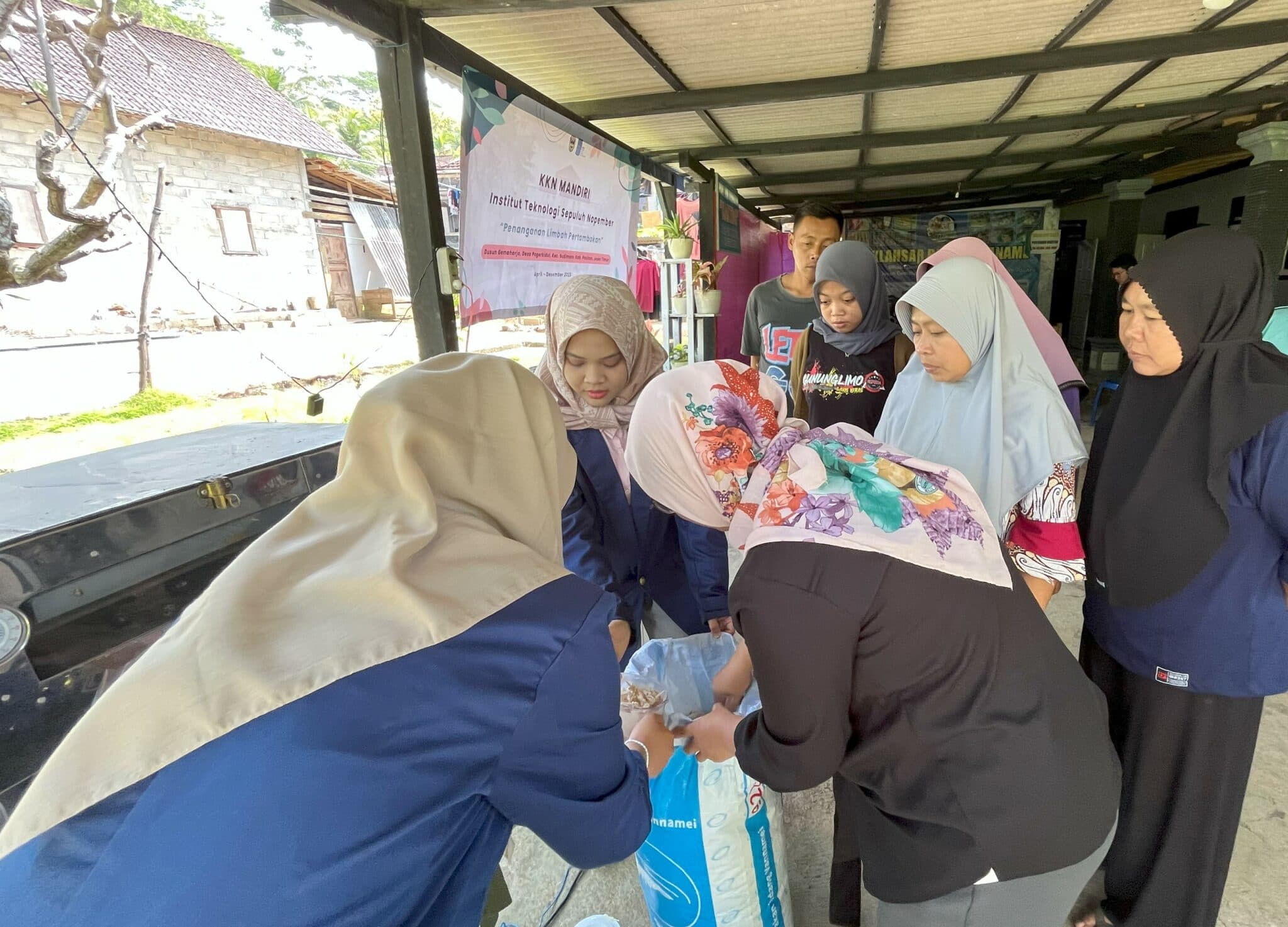 KKN Mandiri ITS Manfaatkan Limbah Tambak Udang Menjadi Kitosan