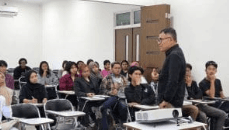 Garin Nugroho Mengajar Mahasiswa Tata Kelola Seni Institut Seni Indonesia (ISI) Yogyakarta