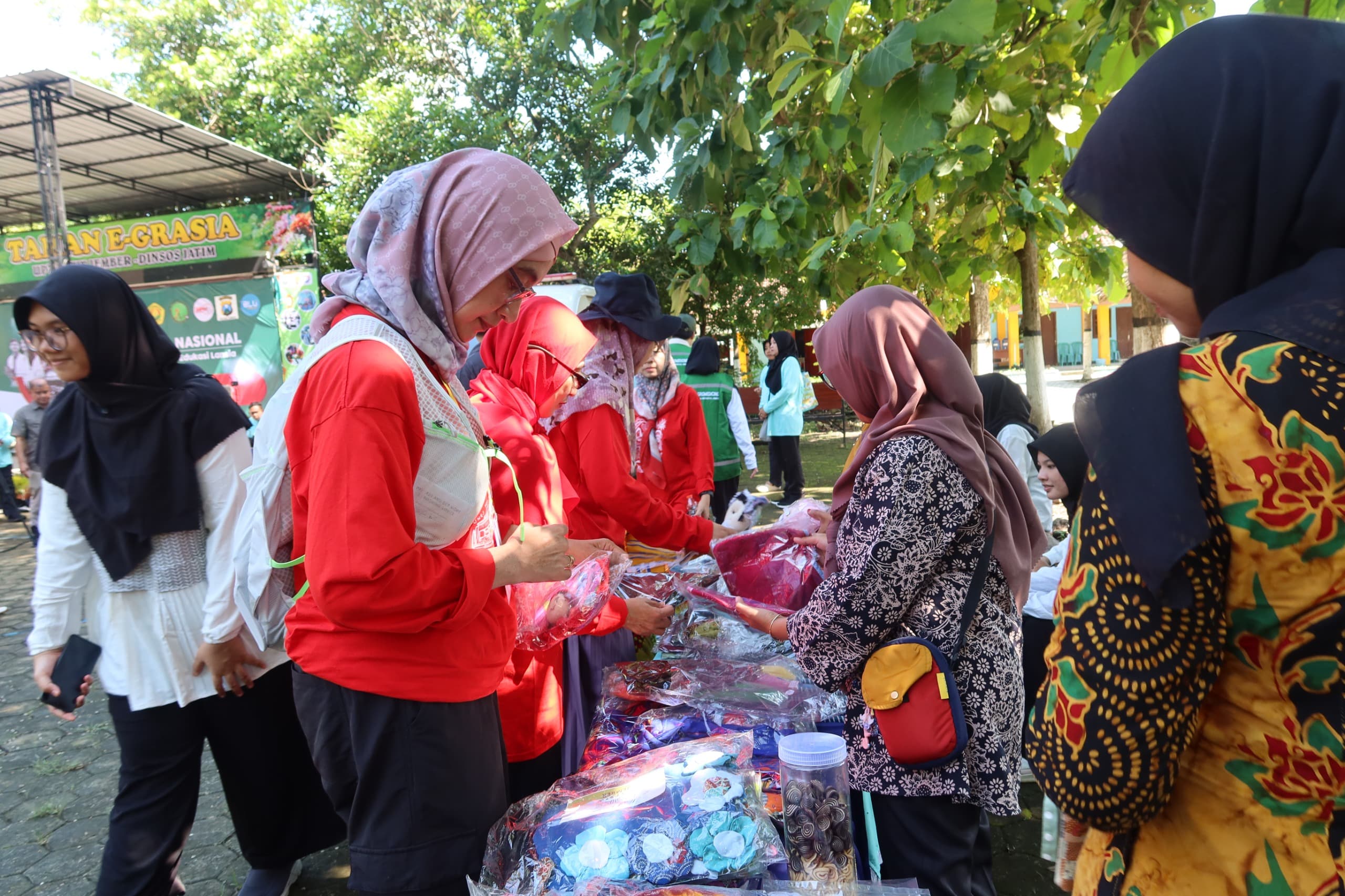 FK UNEJ Gandeng Berbagai Pihak Gelar Bakti Sosial di Panti Sosial Trisna Werda