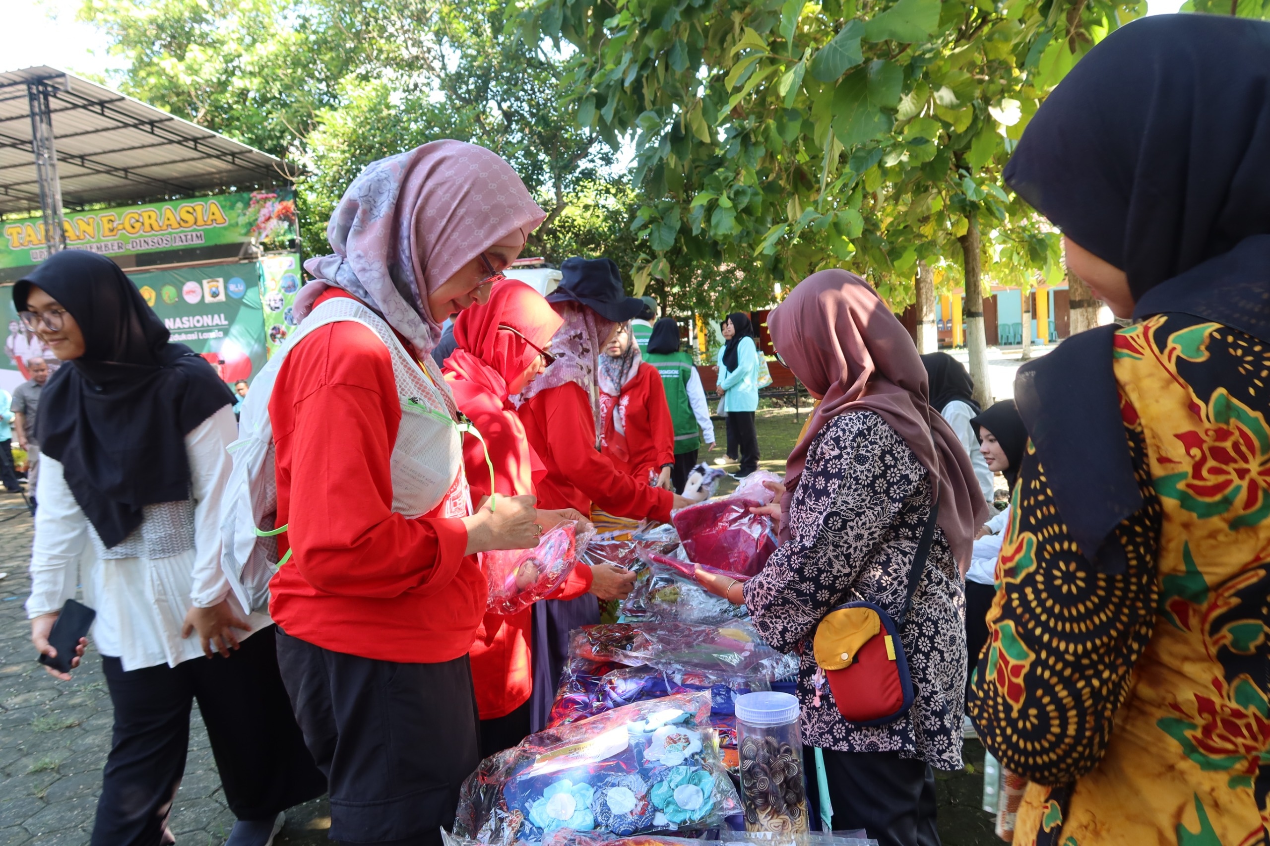 FK UNEJ Gandeng Berbagai Pihak Gelar Bakti Sosial di Panti Sosial Trisna Werda