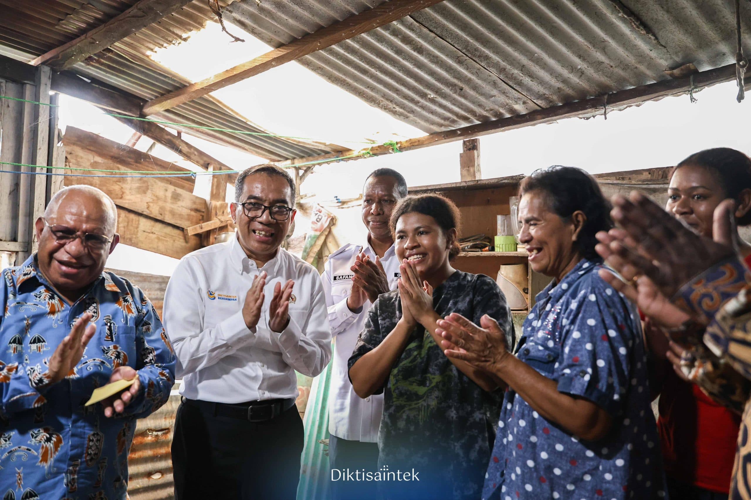 Penuh Kehangatan, Mendiktisaintek Kunjungi Rumah Penerima KIP-Kuliah di Merauke