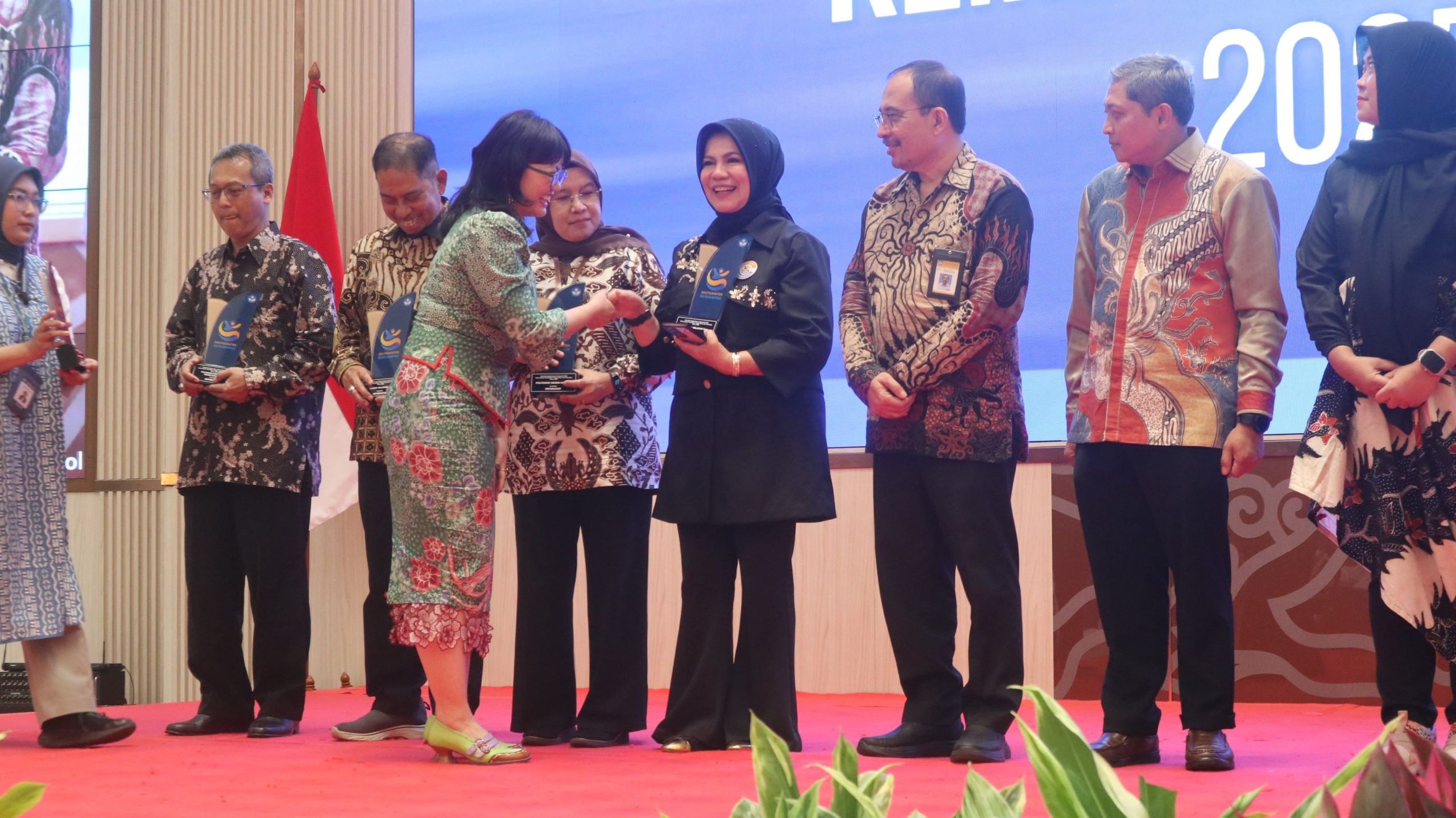 Tanamkan Komitmen “Jujur Kepada Publik” LLDIKTI Wilayah VII Berhasil Raih Penghargaan Satker Kemdiktisaintek Kualifikasi Informatif