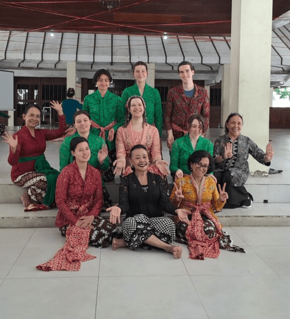 Mahasiswa Asal Amerika Serikat Ikuti Workshop Tari Tradisi di Jurusan Tari ISI Yogyakarta