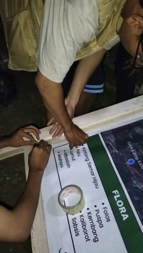 Edukasi Lingkungan: Mahasiswa KKM 63 Untirta Pasang Peta Pendakian dan Flora Fauna