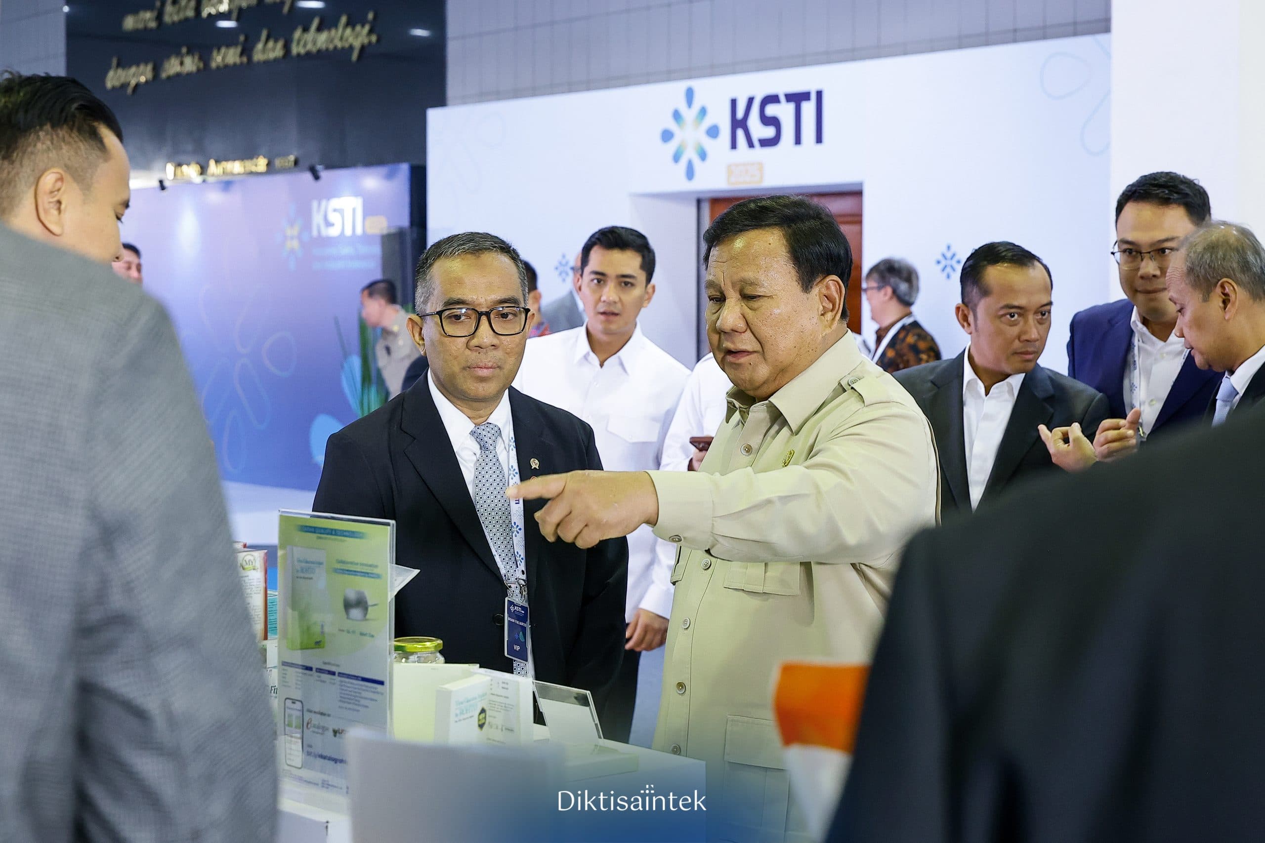Presiden Prabowo Tinjau Pameran Sains dan Teknologi di KSTI 2025