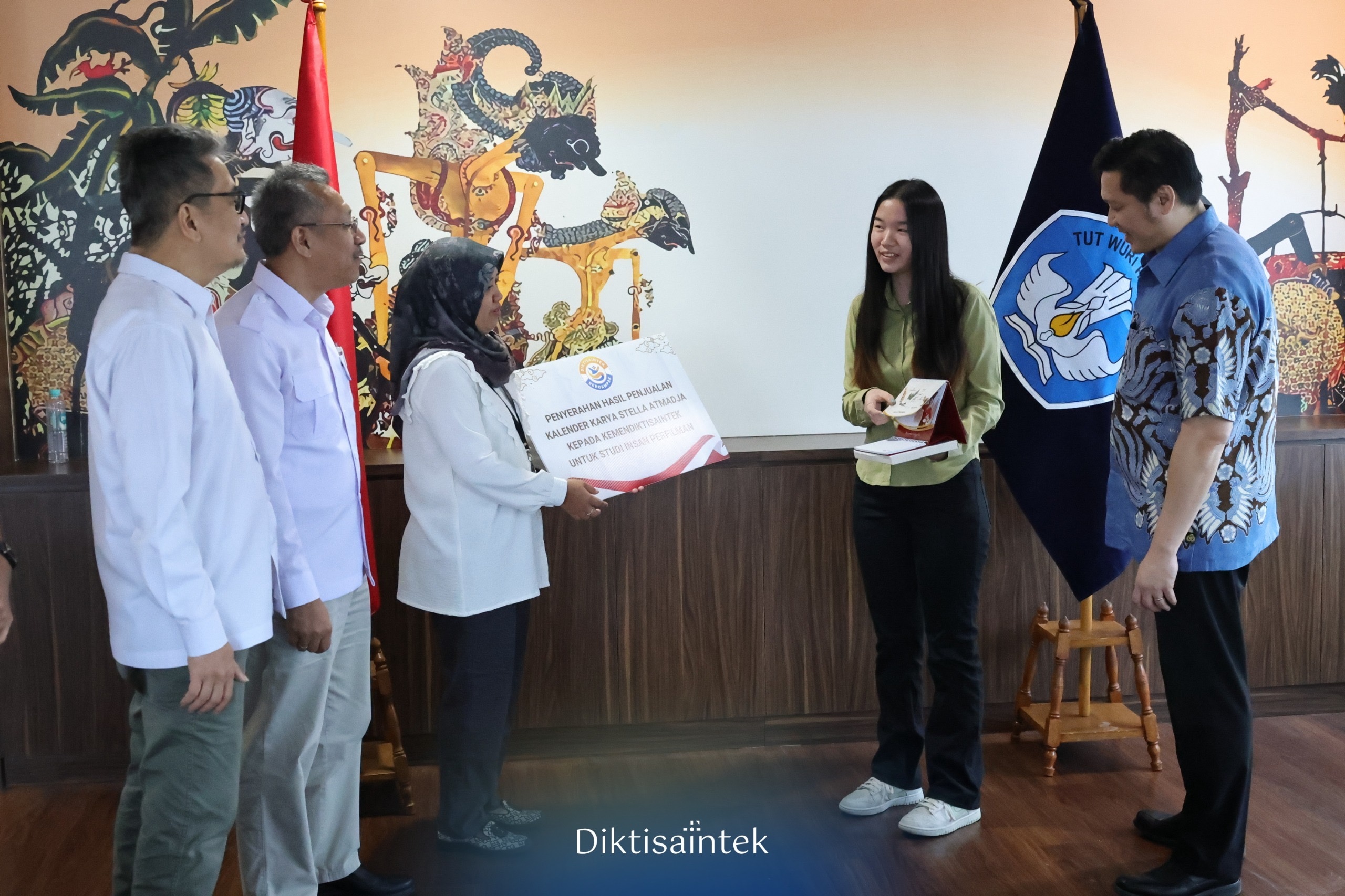 Kemdiktisaintek Bantu Salurkan Donasi dari Pemerhati Perfilman