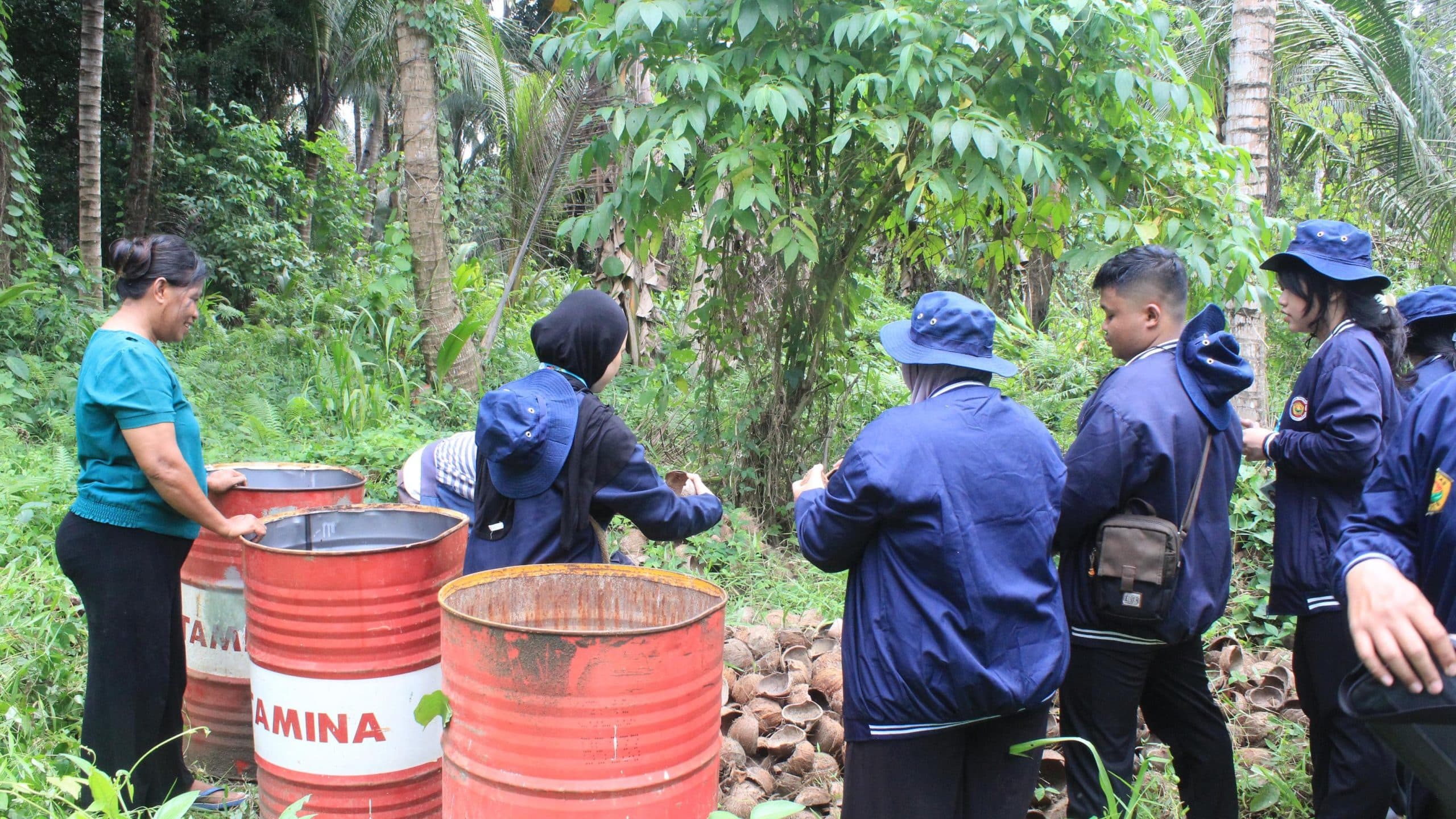 Briket Kelapa KKN UNEJ: Menyalakan Kemandirian Ekonomi dan Lingkungan Desa Sayoang Halmahera Selatan