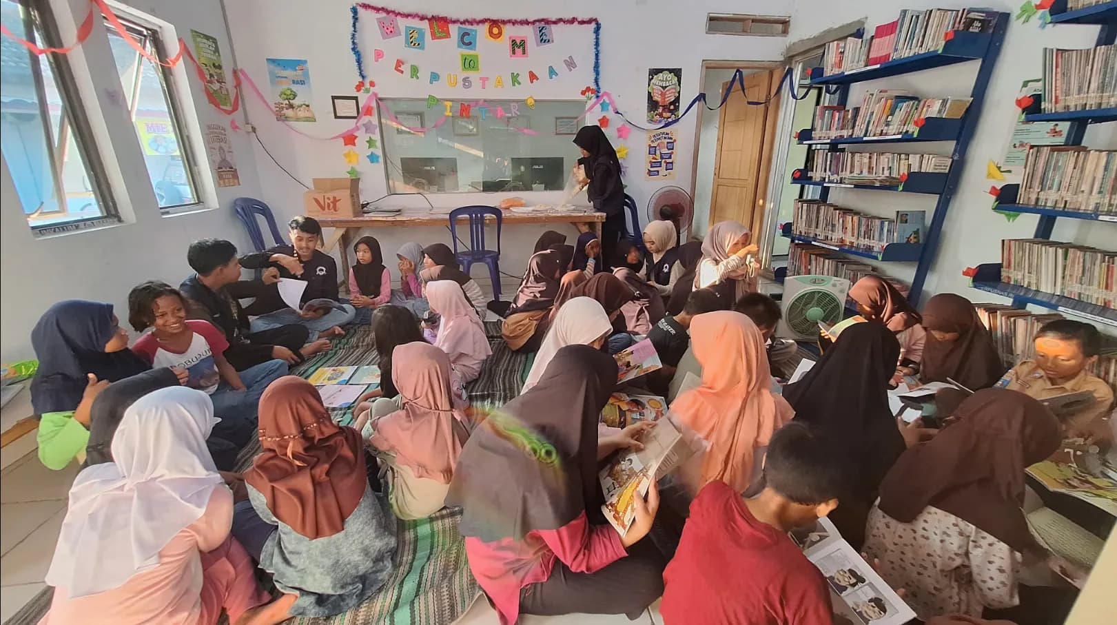 Bangkit Setelah Bertahun-tahun Terbengkalai, Perpustakaan Desa Pelawad Dipulihkan Kembali oleh Mahasiswa KKM Untirta Kelompok 52